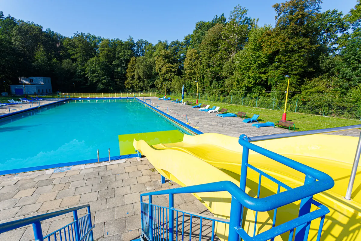 Plavecký bazén a skluzavka na koupališti Penčice