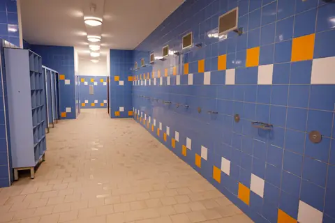 Sprchy a šatna s modrým obkladem