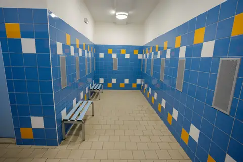 Šatna s lavičkami a skříňkami