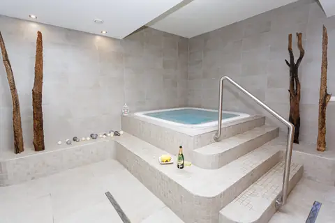 Whirlpool se schůdky