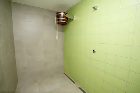 Sprcha s dřevěným kbelíkem