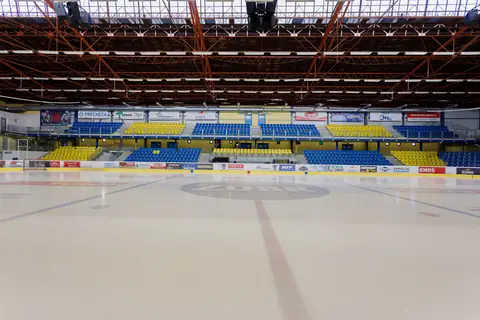 Ledová plocha při pohledu na protější tribunu